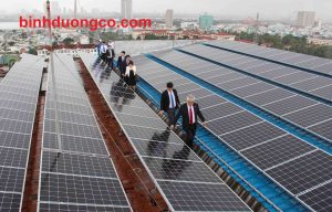 Dịch Vụ Vệ Sinh Tấm Pin Năng Lượng Mặt Trời
