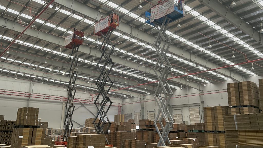 Thi công dịch vụ vệ sinh nhà xưởng trên cao tại KCN Mỹ Phước - TX.Bến Cát - Bình Dương