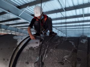 Vệ Sinh Hệ Thống Đường Ống Nhà Xưởng Trên Cao