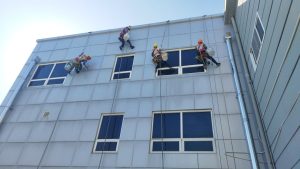 Thi công vệ sinh đu dây lau kính alu văn phòng nhà xưởng tại KCN VSIP 2A - TP.Tân Uyên - Bình Dương
